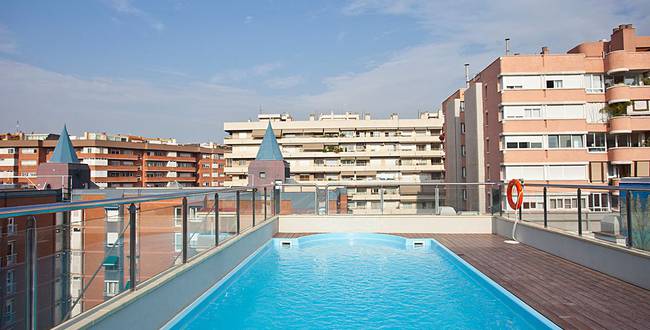 Swimming pool Hotel ILUNION Les Corts – Spa Barcelona