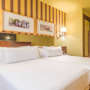 Family room Hotel ILUNION Les Corts – Spa Barcelona